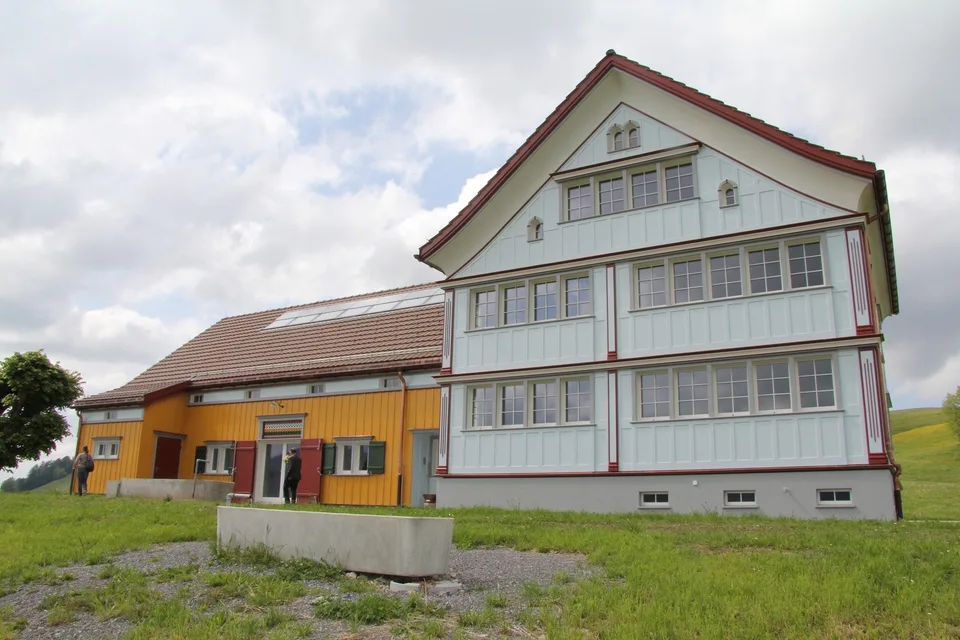 Grosszügige Bauernhaus-Wohnung mit tollem Ausblick