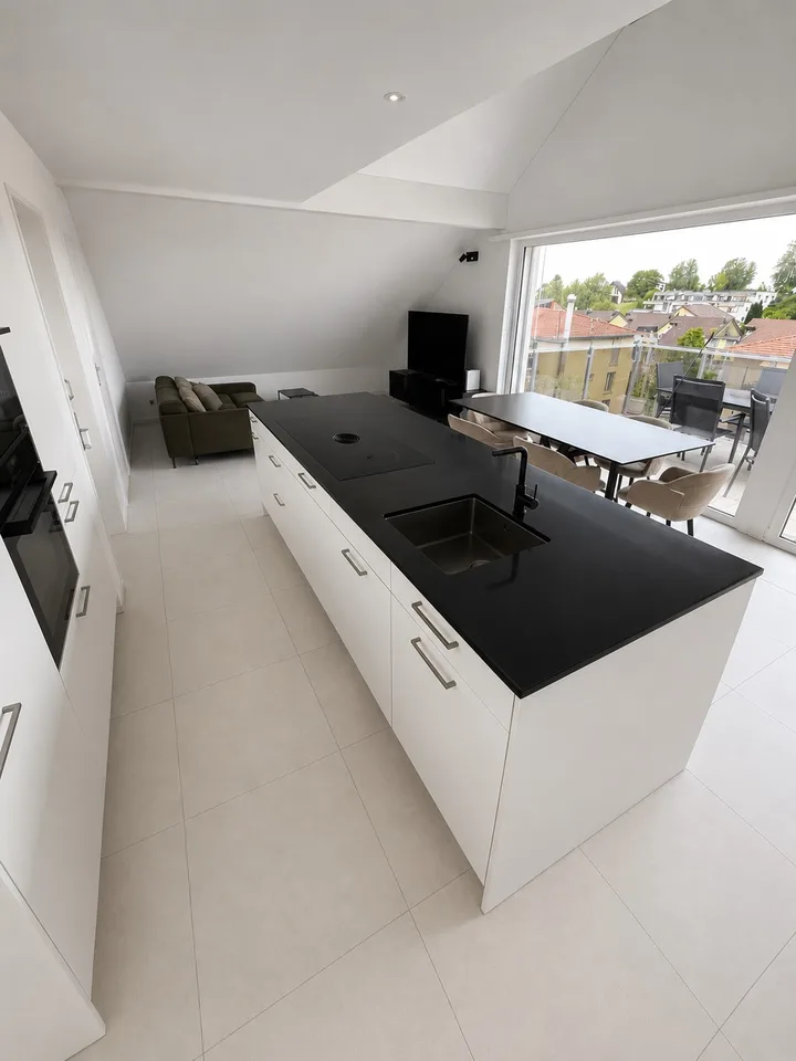 Moderne 2.5-Zimmer-Wohnung mit grossem Balkon & Homeoffice-Zone
