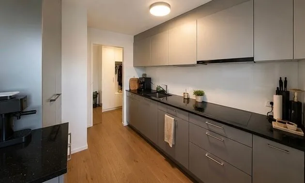 Moderne 2.5-Zimmer-Gartenwohnung mit grosser Terrasse und Parkplatz
