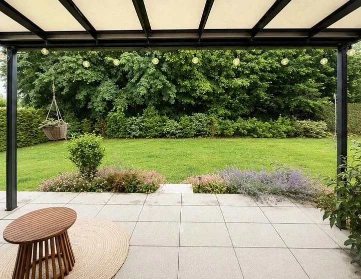 Moderne 2.5-Zimmer-Gartenwohnung mit grosser Terrasse und Parkplatz