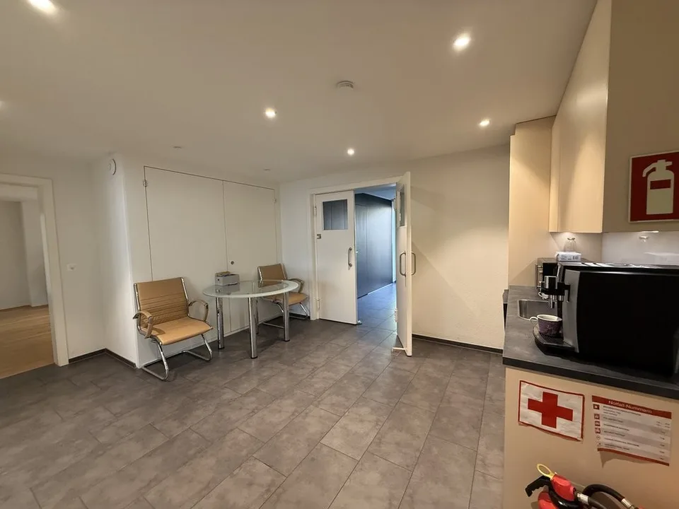 GEWERBEFLÄCHE MIT 151 M2: IDEAL FÜR PRAXIS, BÜRO ODER ATELIER – photo 9 sur 12