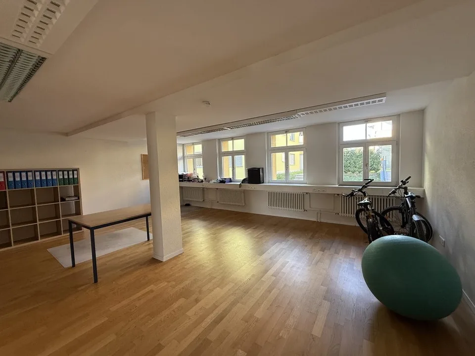 GEWERBEFLÄCHE MIT 151 M2: IDEAL FÜR PRAXIS, BÜRO ODER ATELIER
