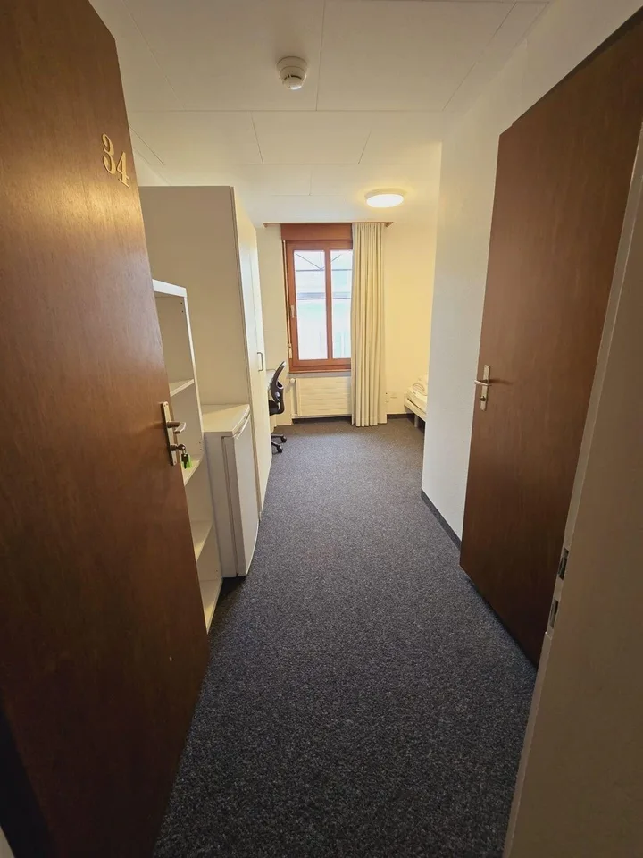 möbliertes Zimmer mit eigenem Bad