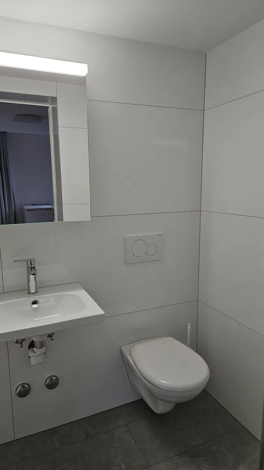 möbliertes Zimmer mit eigenem Bad