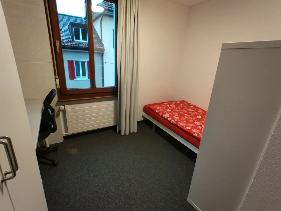 möbliertes Zimmer mit eigenem Bad