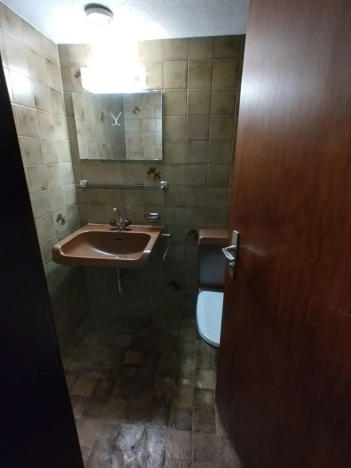 möbliertes WG-Zimmer in Studentenhaus