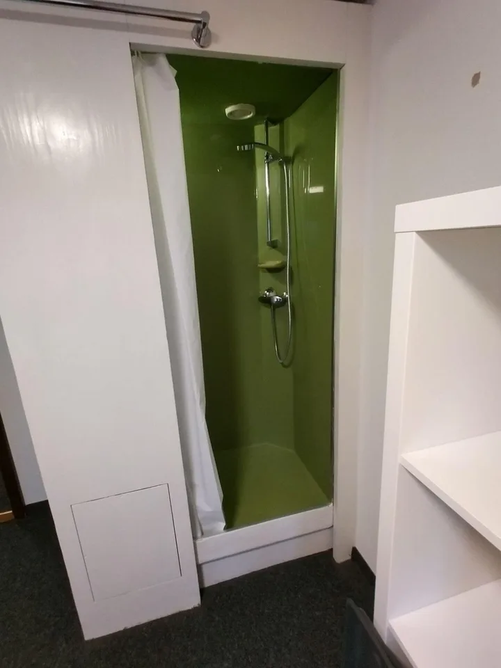 möbliertes WG-Zimmer in Studentenhaus