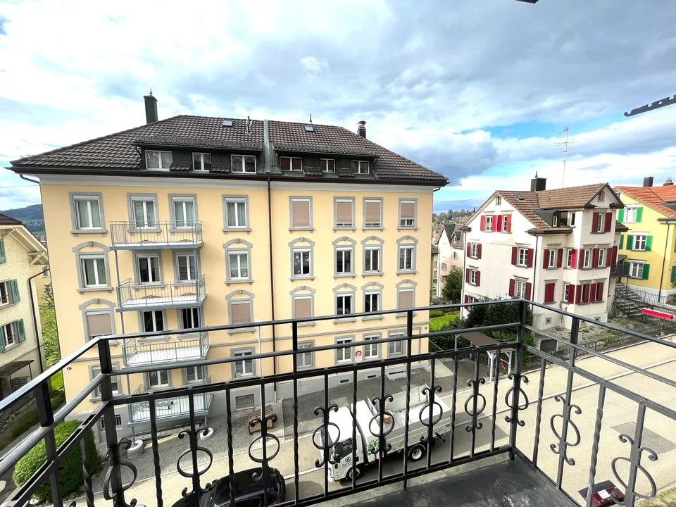 Schöne Altbauwohnung mit kleinem Balkon
