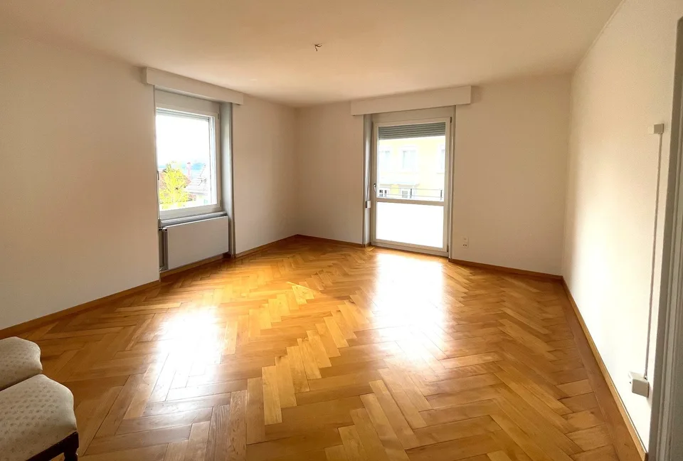 Schöne Altbauwohnung mit kleinem Balkon