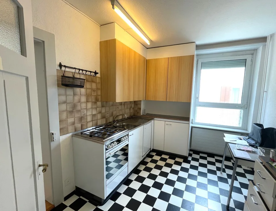 Schöne Altbauwohnung mit kleinem Balkon