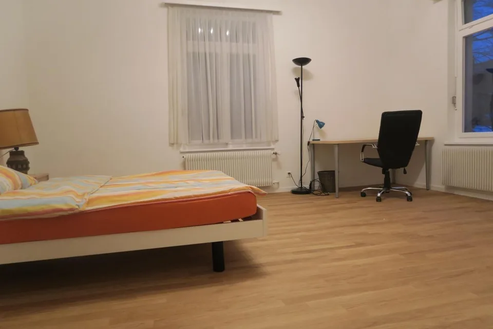 Grosszügiges möbliertes Zimmer in lebhafter Studenten WG