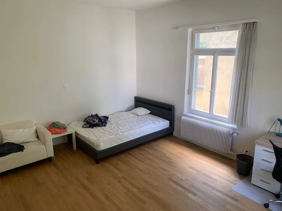 Grosszügiges möbliertes Zimmer in lebhafter Studenten WG