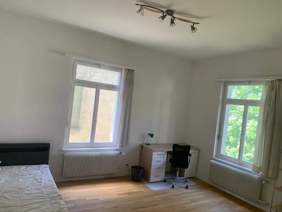 Grosszügiges möbliertes Zimmer in lebhafter Studenten WG