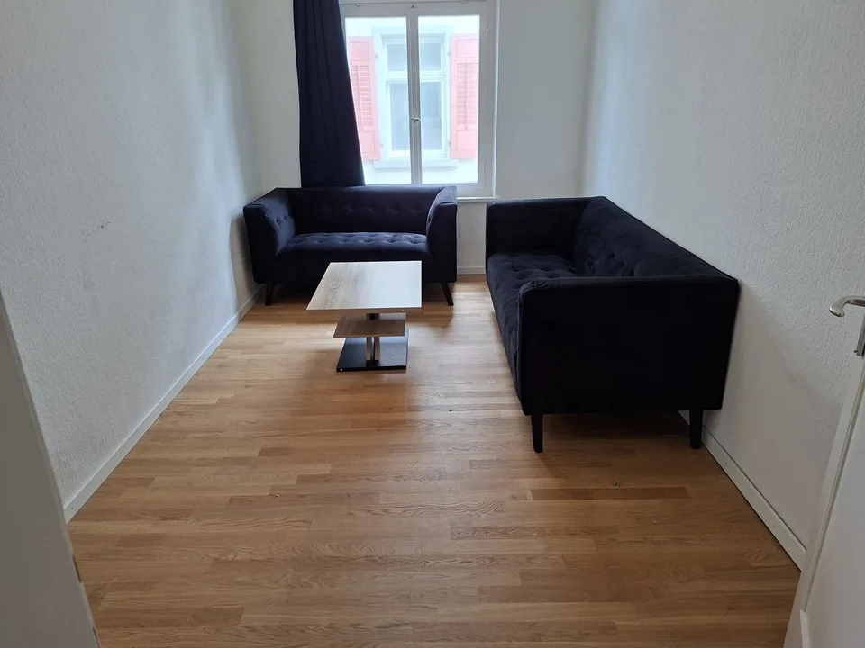 Grosszügiges möbliertes Zimmer in lebhafter Studenten WG