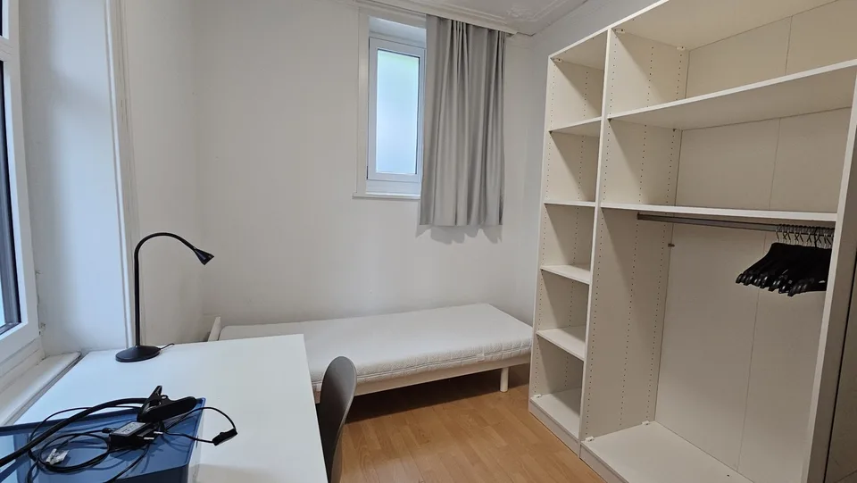 möbliertes, helles WG-Zimmer mit Balkon - zentral, modern und alles inklusive, EG, Zimmer 2