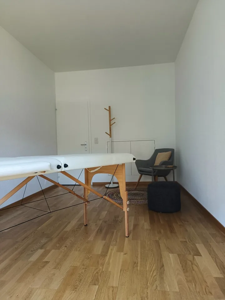 Möblierter Massage- oder Therapieraum