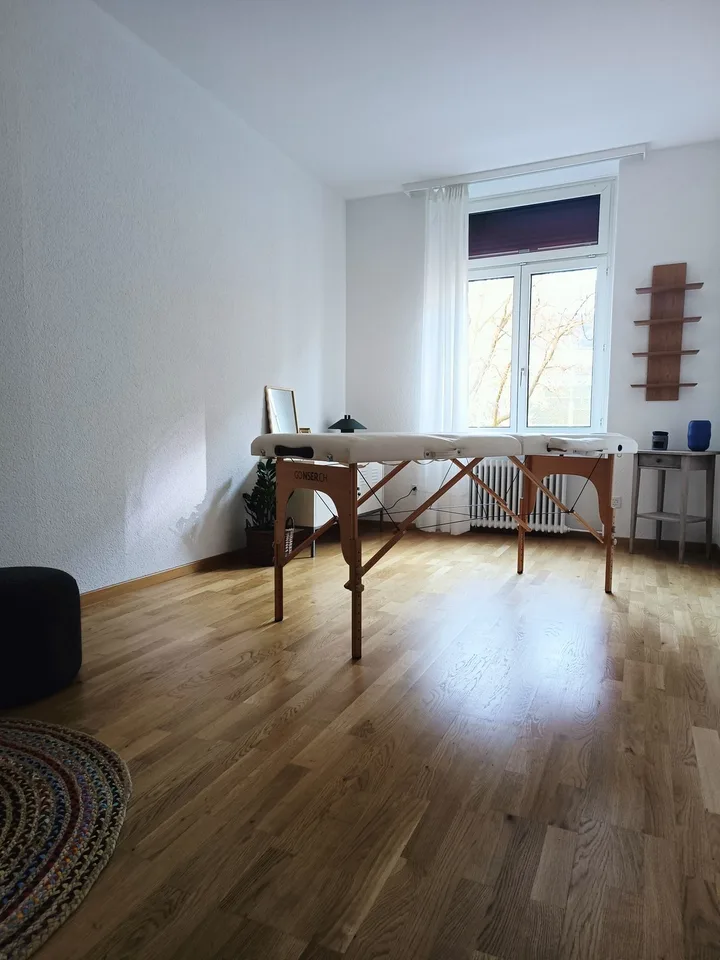 Möblierter Massage- oder Therapieraum
