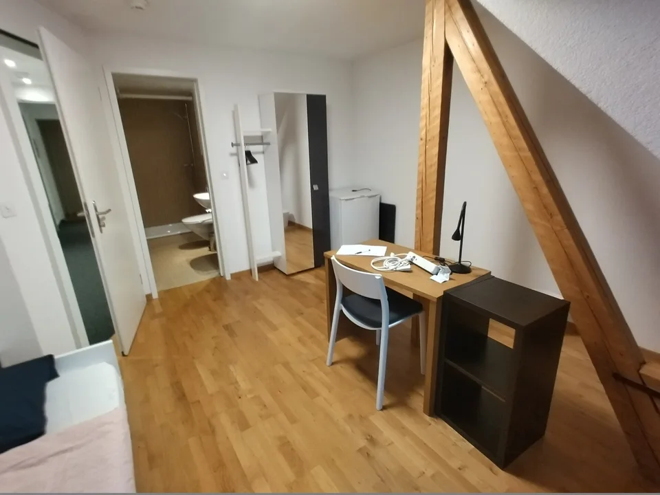 Möbliertes Zimmer mit eigenem Bad, alle Nebenkosten inklusive