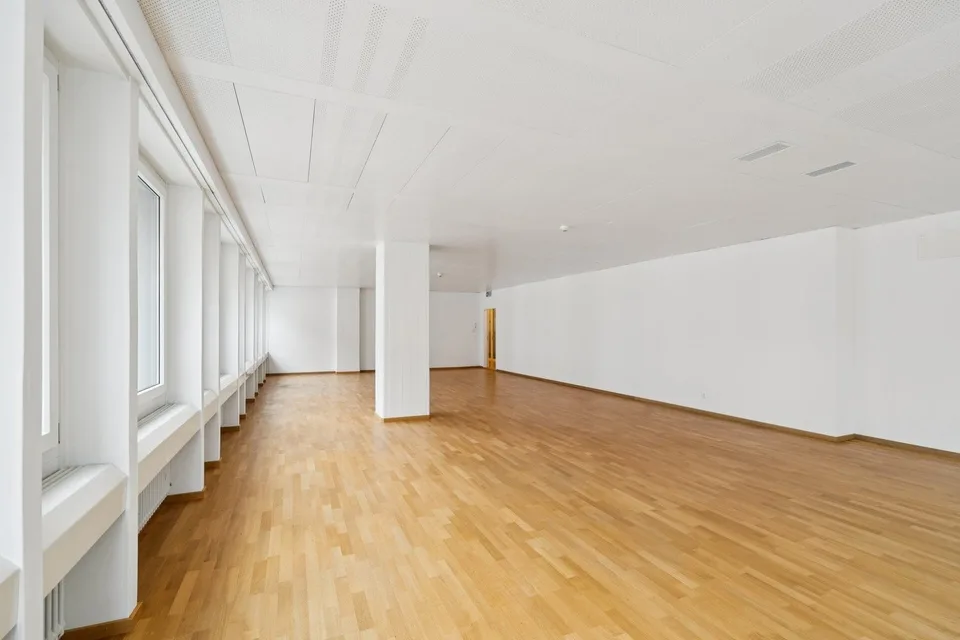 Lichtdurchflutetes Büro mit Blick in den Innenhof