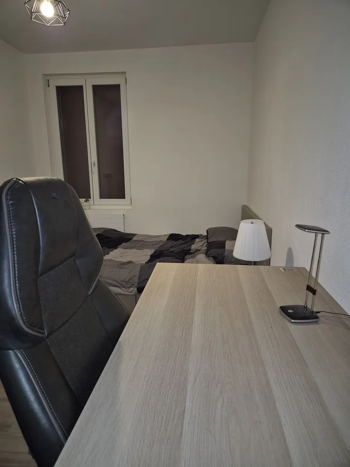 Zimmer (möbliert) zur vermieten, direkt an der Olma
