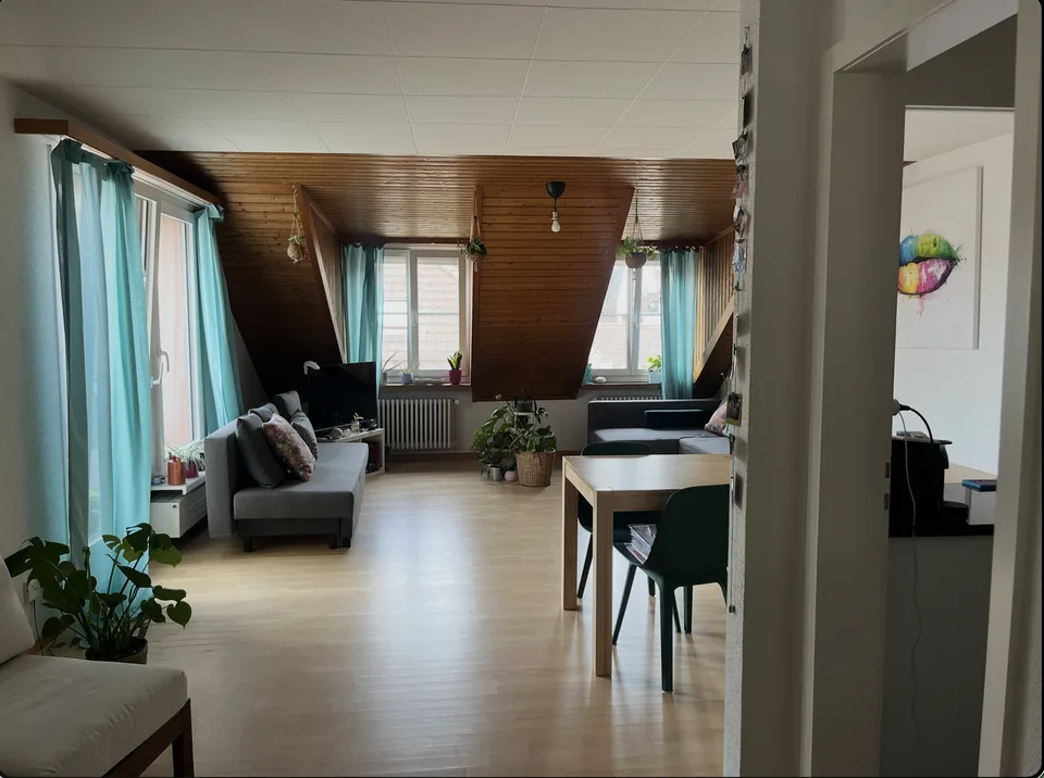 Geräumige und lichtdurchflutete Dachwohnung mit grosser Terrasse im Herzen von St. Gallen
