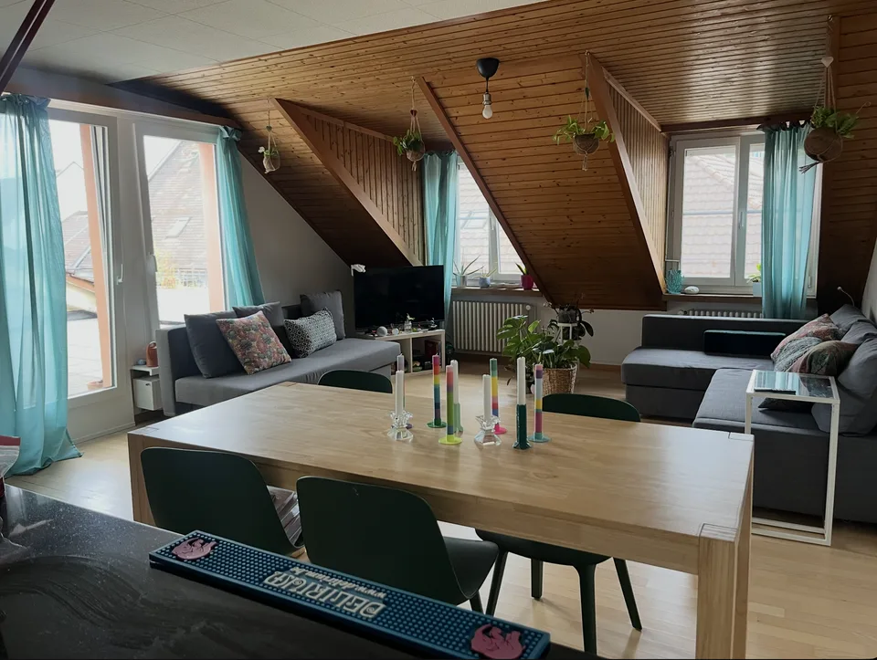 Geräumige und lichtdurchflutete Dachwohnung mit grosser Terrasse im Herzen von St. Gallen