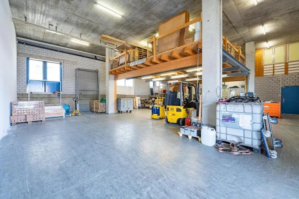 Erdgeschossige Flaeche mit gewerblicher Infrastruktur
