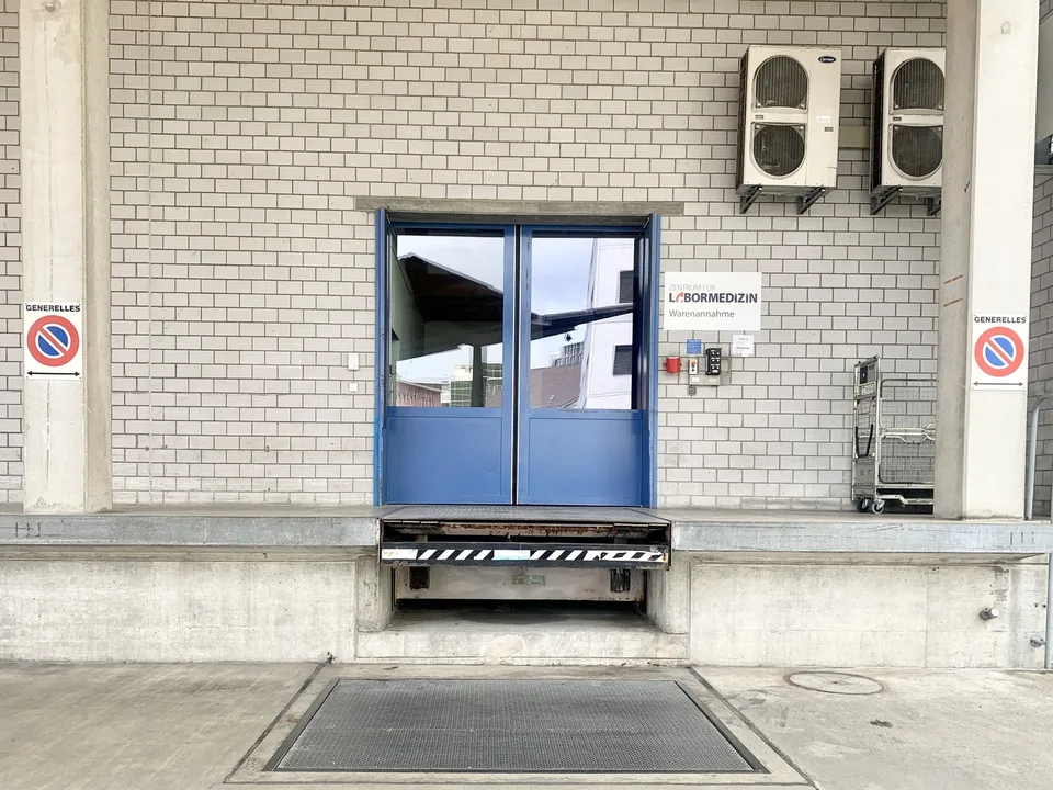Erdgeschossige Flaeche mit gewerblicher Infrastruktur