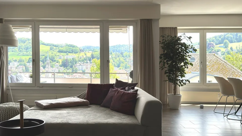 Grosse, möblierte Designwohnung an bester Lage, nahe Uni & Zentrum