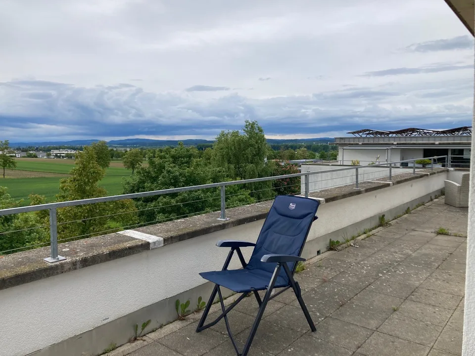 Attika-WG mit großem Balkon und Sauna