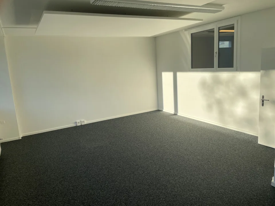 Helles 35m2 Büro/Studio. Nur wenige Gehminuten vom Bahnhof Felben-Wellhausen entfernt.