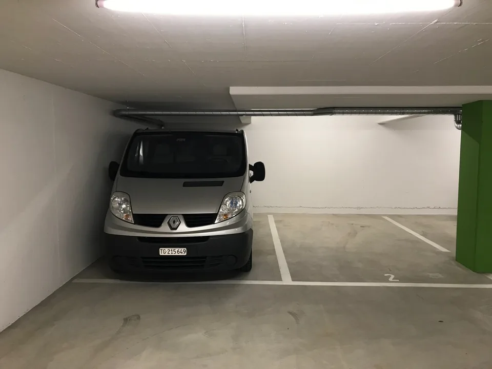Breiter moderner Eck Tiefgaragen Parkplatz in kleiner ruhiger Einstellhalle