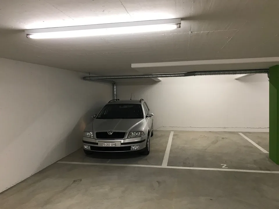 Breiter moderner Eck Tiefgaragen Parkplatz in kleiner ruhiger Einstellhalle