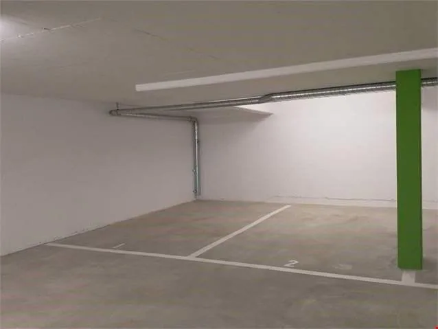 Breiter moderner Eck Tiefgaragen Parkplatz in kleiner ruhiger Einstellhalle