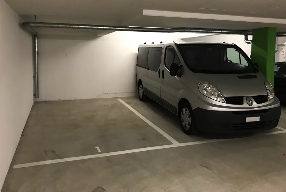 Breiter moderner Eck Tiefgaragen Parkplatz in kleiner ruhiger Einstellhalle