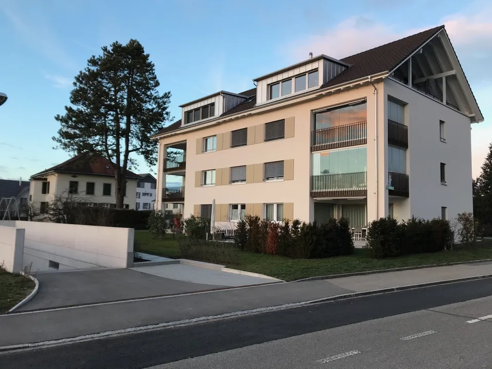 Breiter moderner Eck Tiefgaragen Parkplatz in kleiner ruhiger Einstellhalle