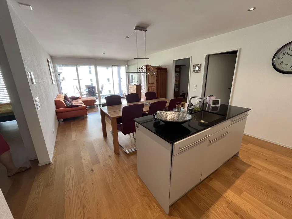Moderne 3.5-Zimmer-Eigentumswohnung mit grossem Balkon und Tiefgaragenplatz