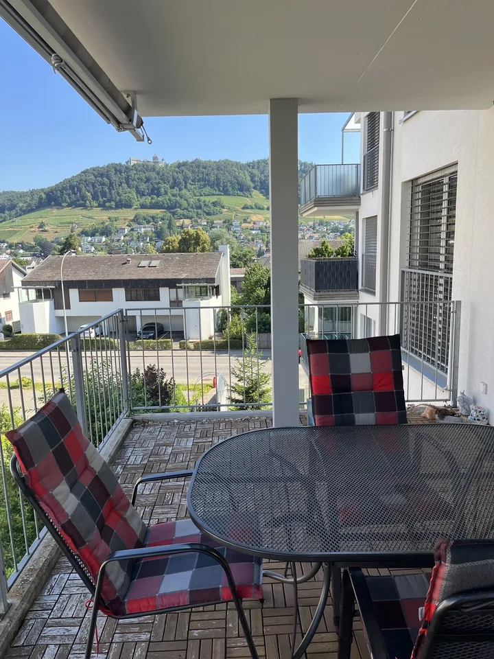 Moderne 3.5-Zimmer-Eigentumswohnung mit grossem Balkon und Tiefgaragenplatz