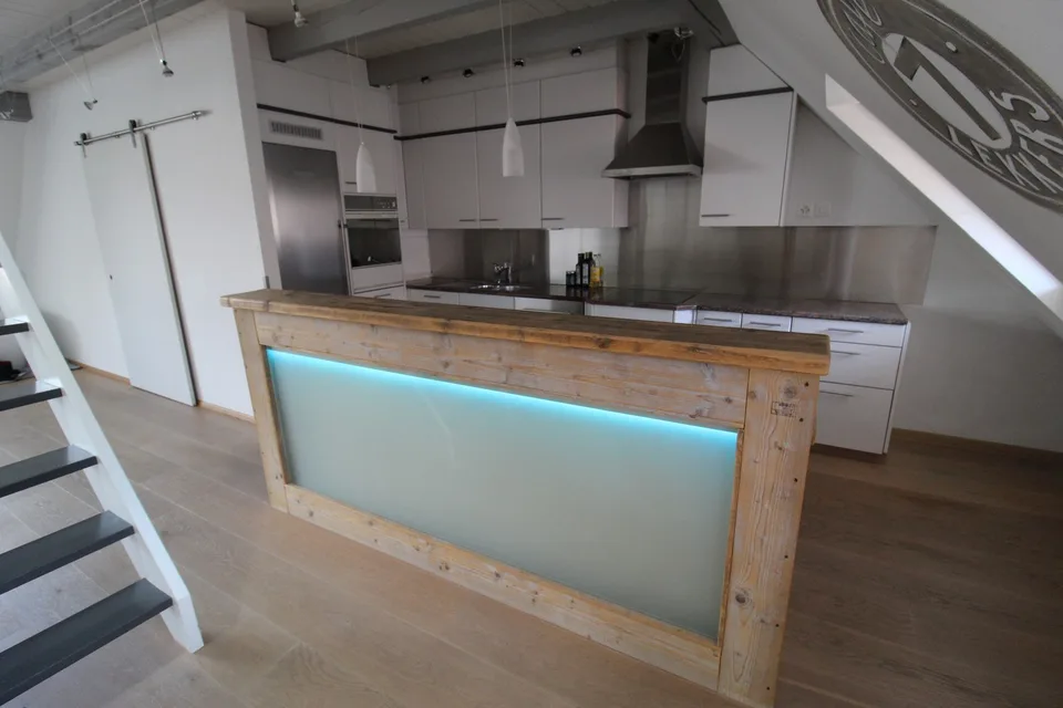 Aussergewöhnliche Loft-Maisonette mit Galerie – stilvoll wohnen nähe See