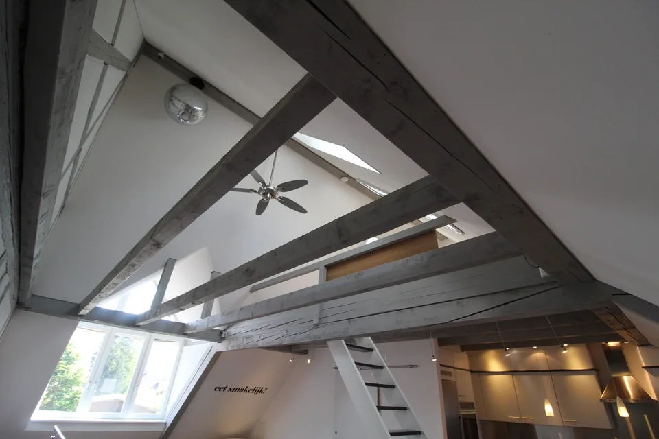 Aussergewöhnliche Loft-Maisonette mit Galerie – stilvoll wohnen nähe See