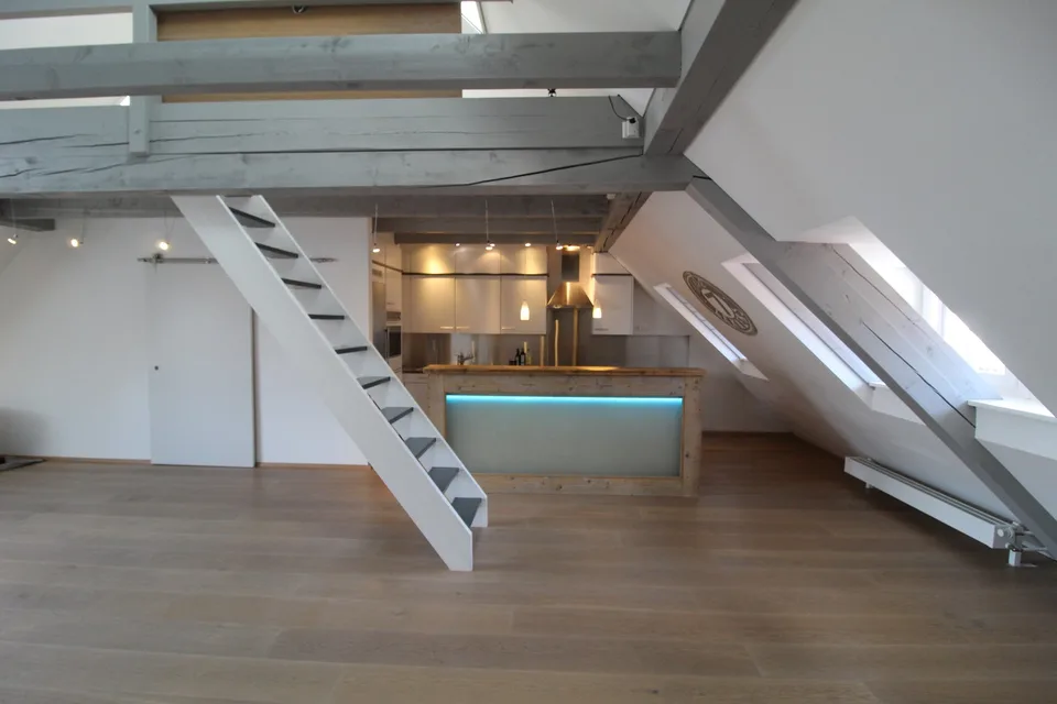 Aussergewöhnliche Loft-Maisonette mit Galerie – stilvoll wohnen nähe See