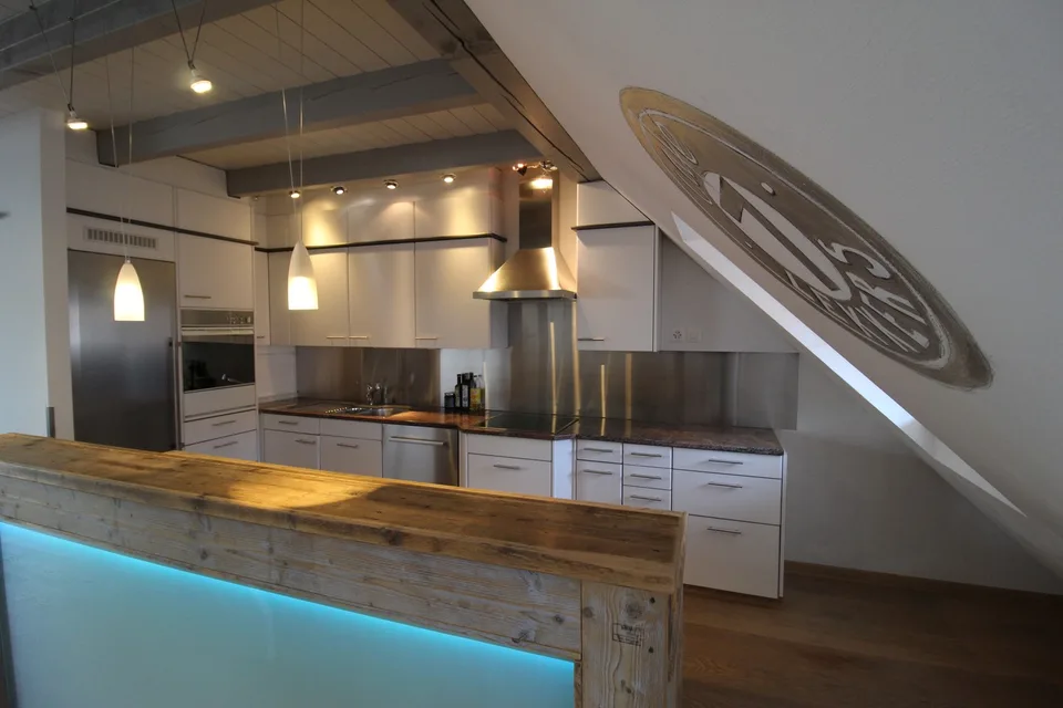 Aussergewöhnliche Loft-Maisonette mit Galerie – stilvoll wohnen nähe See
