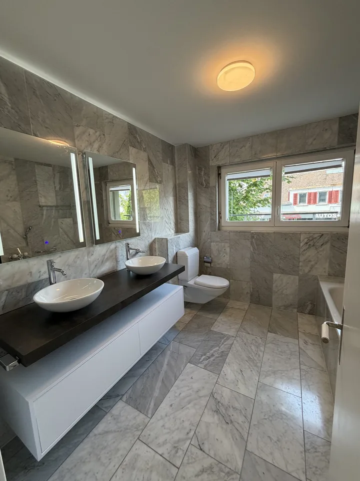 Grosszügige 3.5 Zimmer-Wohnung-107 m² -mit Wintergarten, Kamin, Balkon