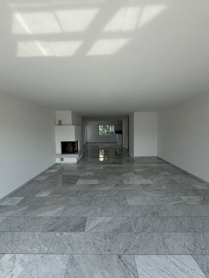 Grosszügige 3.5 Zimmer-Wohnung-107 m² -mit Wintergarten, Kamin, Balkon