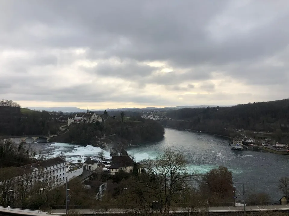 1 Gratis Mietzins - Einstellplatz in Neuhausen zu vermieten !