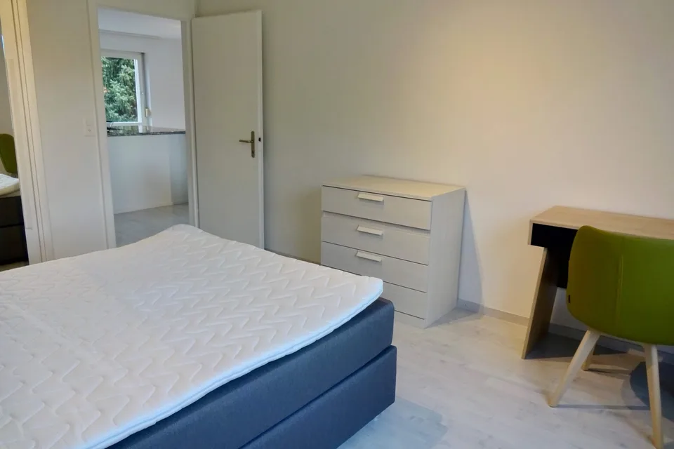 Möbliertes Zimmer in 4er WG mit grossem Wohnzimmer & Balkon