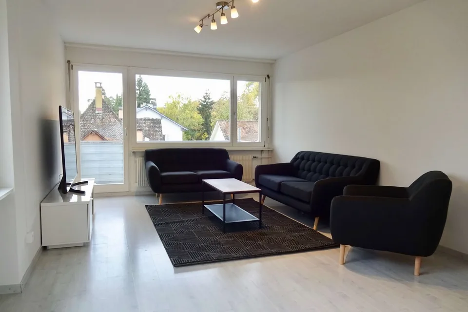 Möbliertes Zimmer in 4er WG mit grossem Wohnzimmer & Balkon