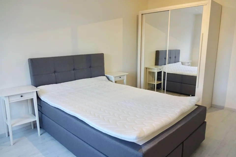 Möbliertes Zimmer in 4er WG mit grossem Wohnzimmer & Balkon