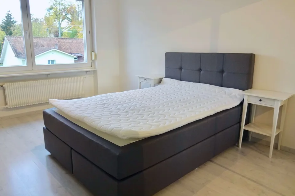 Möbliertes Zimmer in 4er WG mit grossem Wohnzimmer & Balkon