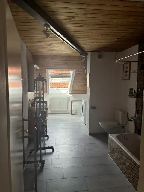 WGZimmer in Stadtwohnung Frei